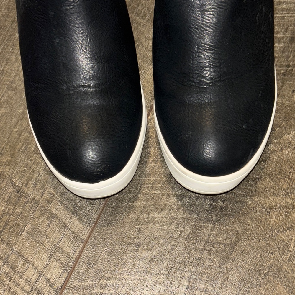 Journee Collection Black Wedge Sneakers - Picture 4 of 7